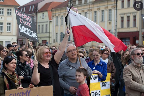 Des manifestants à Varsovie le 9 avril 2016 contre la loi anti-avortement du gouvernement