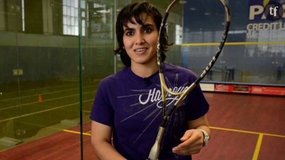 Maria Toorpakai Wazir en tenue de joueuse avec sa raquette de squash