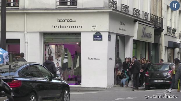 Nabilla Benattia rencontre ses fans et inaugure la boutique éphémère (pop Up store) Boohoo rue Saint-Honoré à Paris le 8 avril 2016