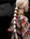 Venue des podiums de la Fashion Week, la bubble ponytail a conquis les internautes.