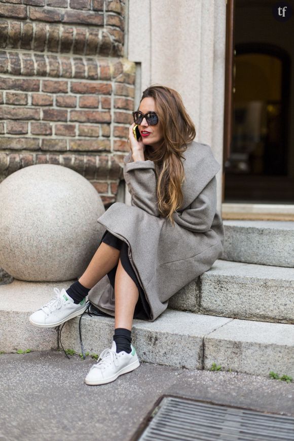 Look tendance avec robe et baskets