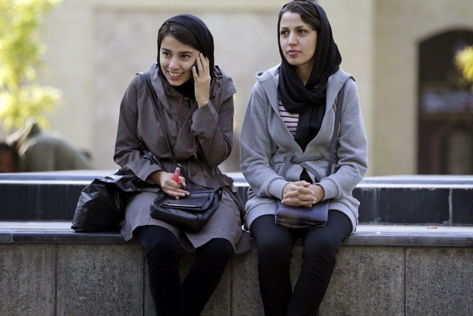 Deux étudiantes à Téhéran, la capitale iranienne