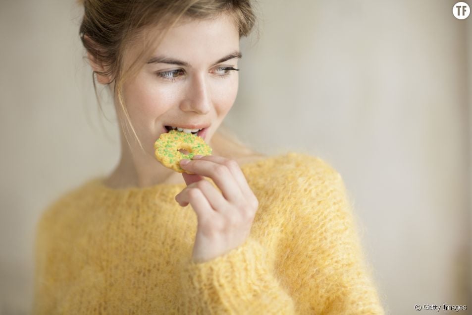 Ces 6 Choses Qui Vous Poussent A Manger Alors Que Vous N Avez Pas Faim Terrafemina