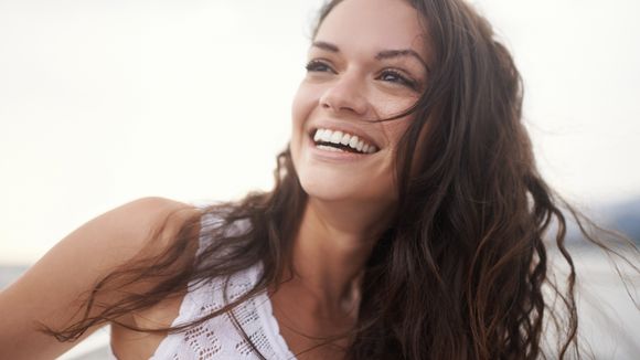 Comment camoufler ses cheveux blancs grâce à un seul ingrédient naturel