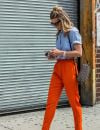  On adore ce pantalon taille haute orange aussi vibrant que bien porté.  