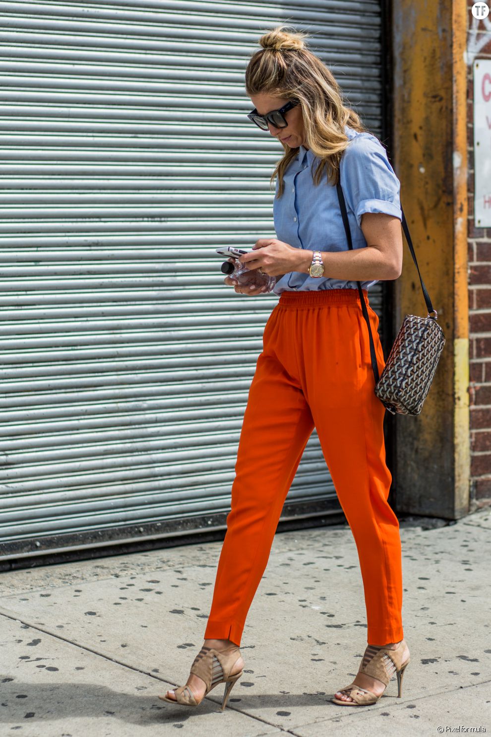  On adore ce pantalon taille haute orange aussi vibrant que bien porté.  