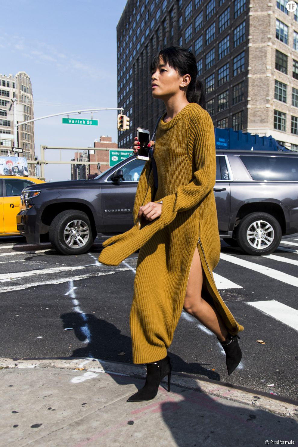 On veut exactement la même maxi robe en maille moutarde que cette it-girl new-yorkaise.