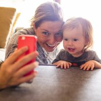 Elle attaque ses parents qui postaient des photos d'elle enfant sur Facebook