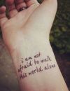 Idées tatouage citation : "Je n'ai pas peur de marcher seul dans ce monde"