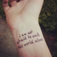 Idées tatouage citation : "Je n'ai pas peur de marcher seul dans ce monde"