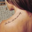 Idées tatouage citation : "Elle vole avec ses propres ailes"