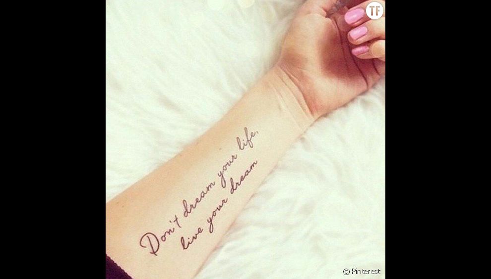 Idées tatouage citation : &quot;Ne rêve pas ta vie, vis ton rêve&quot;