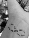 Idées tatouage citation : "Aime la vie que tu vis, vis la vie que tu aimes"