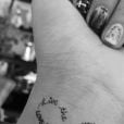 Idées tatouage citation : "Aime la vie que tu vis, vis la vie que tu aimes"