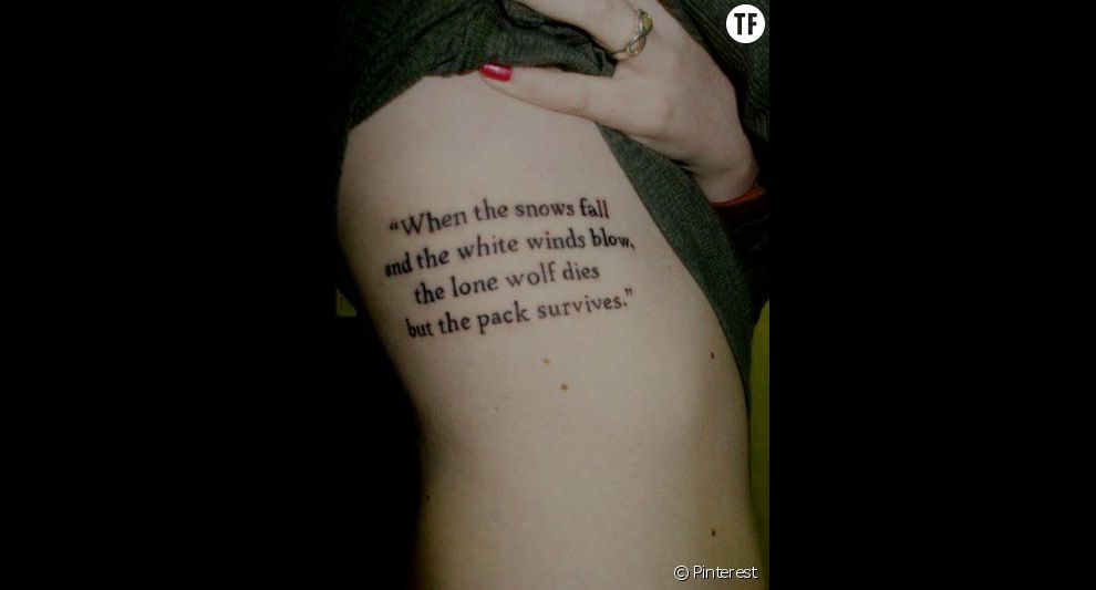 Idées tatouage citation, Game of Thrones (Ned Stark) : &quot;Quand la neige tombe et que le vent blanc siffle, le loup solitaire meurt mais la meute survit&quot;