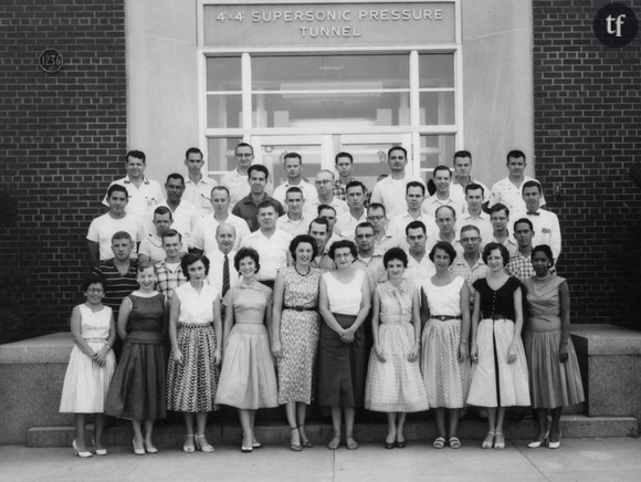 La scientifique afro-américaine Mary Winston Jackson dans les années 50, en bas à gauche sur la photographie