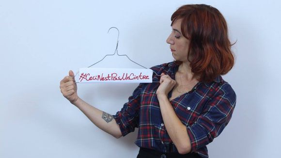 "Ceci n'est pas un cintre" : la campagne choc et nécessaire pour le droit à l'avortement