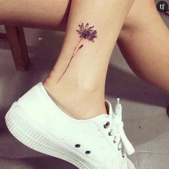 Une fleur pour un tatouage fin et féminin