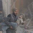 Un secouriste de Syria Charity sort une petite fille des décombres après des frappes aériennes (Syria Charity)