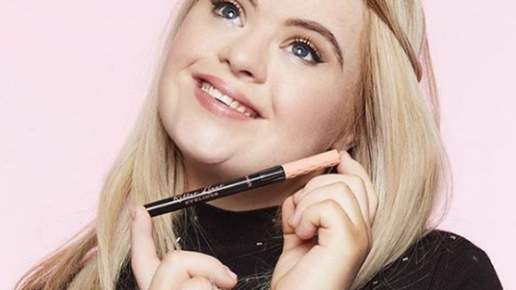 Cette mannequin porteuse de trisomie 21 devient égérie de Benefit