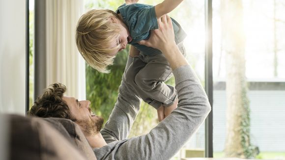 Les jeunes Français nettement favorables à un congé paternité plus long