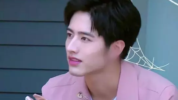 La télévision publique chinoise floute les boucles d'oreilles des hommes