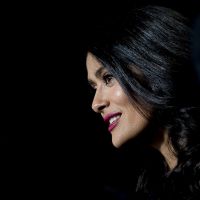 Salma Hayek : "Je suis fière de mes cheveux blancs"