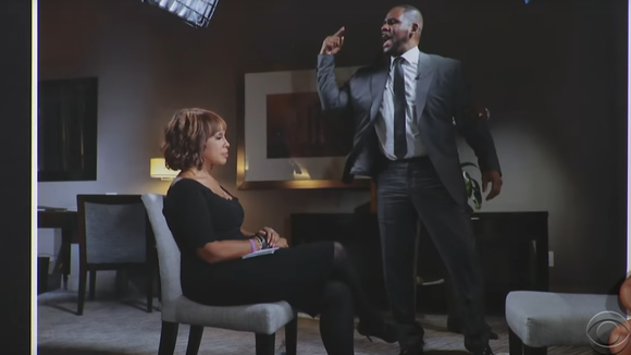 Le calme de la journaliste Gayle King face à l'hystérique R. Kelly devient iconique