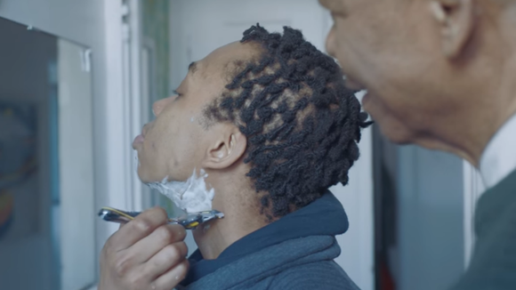 Un jeune transgenre apprend à se raser avec son père : la jolie pub engagée de Gillette