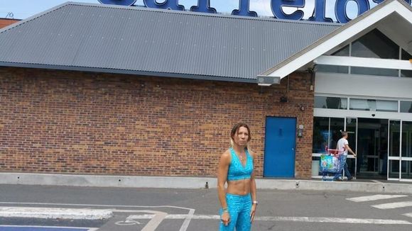 Elle fait ses courses en tenue de sport, on lui demande de se couvrir