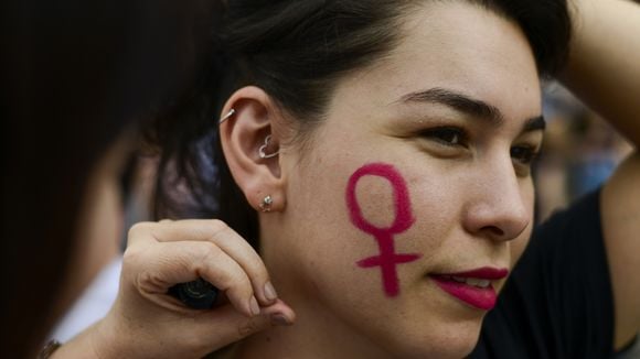 Sur Twitter, elle appelle à "une minute de silence" pour protester contre les féminicides