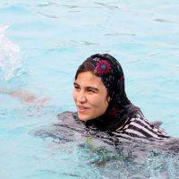 La photographe Charlotte Abramow s'insurge contre l'interdiction du burkini dans les piscines