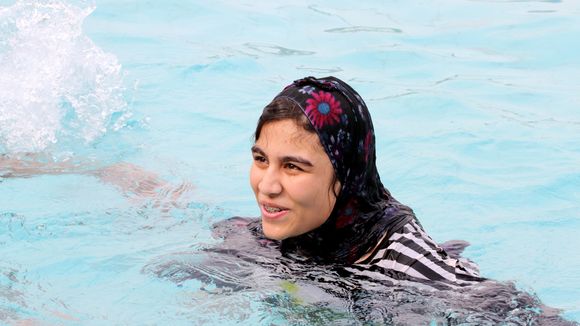 La photographe Charlotte Abramow s'insurge contre l'interdiction du burkini dans les piscines