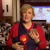 Une députée britannique remporte son siège au Parlement... son bébé contre elle