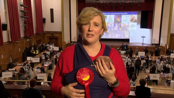 Une députée britannique remporte son siège au Parlement... son bébé contre elle