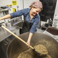 Ancienne géologue, elle a ouvert sa micro-brasserie (et se rit des clichés)