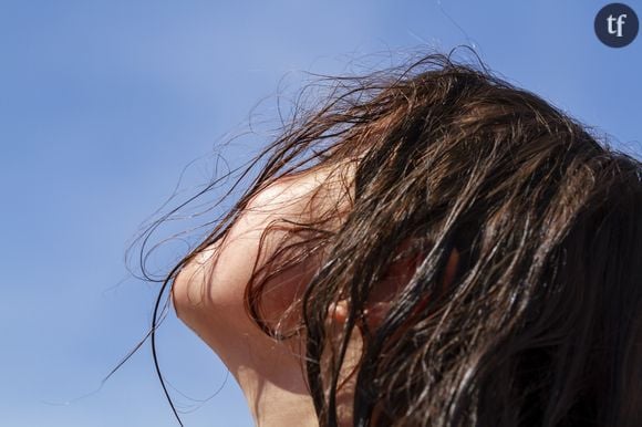 Petit garçon aux cheveux longs- photo d'illustration