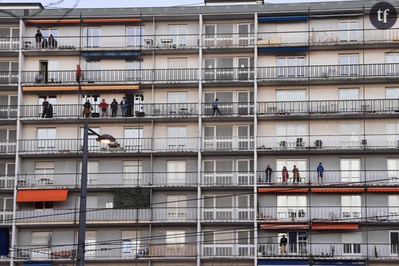 Habitants d'un immeuble applaudissant les soignants à Strasbourg