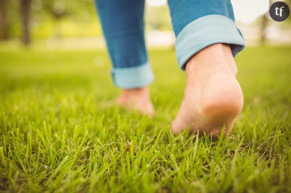 Marcher pieds nus dans l'herbe