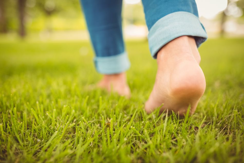 Marcher pieds nus dans l'herbe