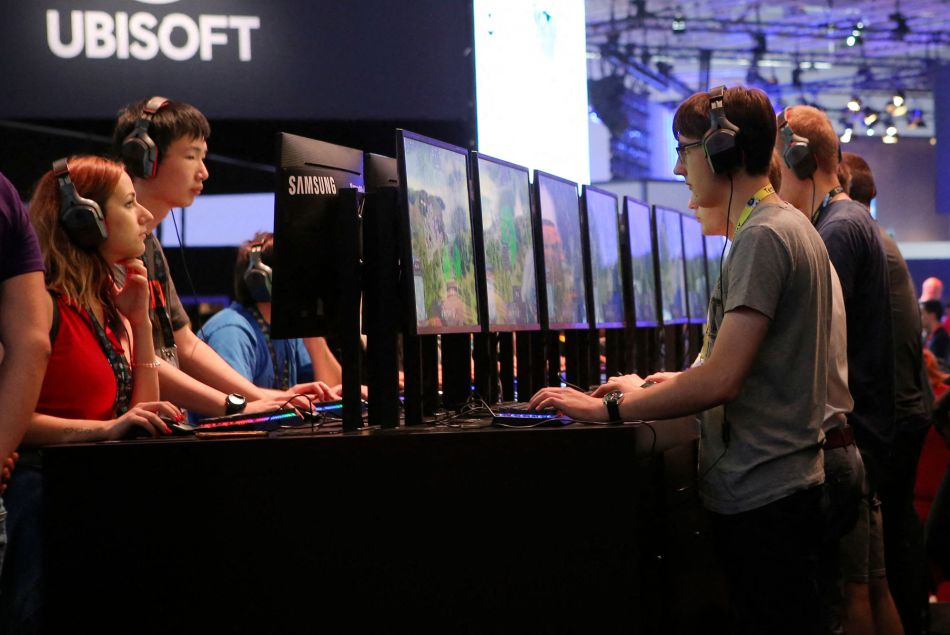 Des joueurs à Cologne jouent à Anno 1800 dans le stand Ubisoft lors de la convention Gamescom en 2018