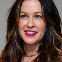 Alanis Morissette brise le tabou de la dépression post-partum