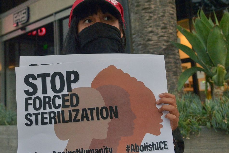 A Los Angeles, un petit groupe de militants protestent contre les hystérectomies forcées présumées au centre de détention en Géorgie.