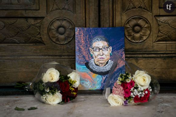 Un portrait en hommage à Ruth Bader Ginsburg, devant la Cour suprême des Etats-Unis.