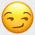 L'emoji sourire de côté