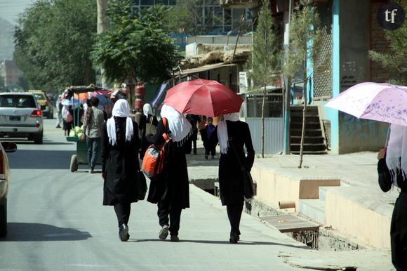 Trois jeunes femmes dans les rues de Kaboul, la capitale de l'Afghanistan.