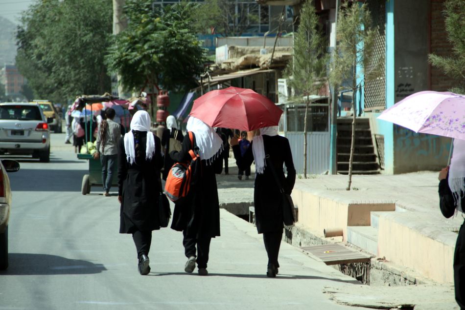 Trois jeunes femmes dans les rues de Kaboul, la capitale de l'Afghanistan.