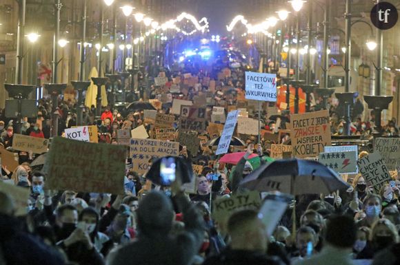 A Varsovie, des centaines de milliers de personnes manifestent pour le droit à l'avortement.