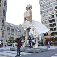 Pourquoi cette statue géante de Marilyn Monroe robe relevée dérange tant