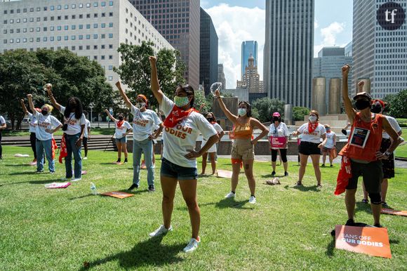 Un groupe d'activistes manifeste contre la loi anti-IVG du Texas à Houston, le 1er septembre 2021